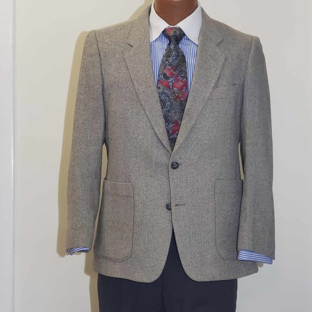 Vintage gray herringbone tweed jacket with elbow patches 38s